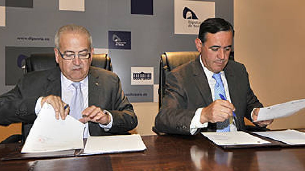Natalia García y Pilar Sánchez Barreiro, en la firma del convenio. / V. G. -