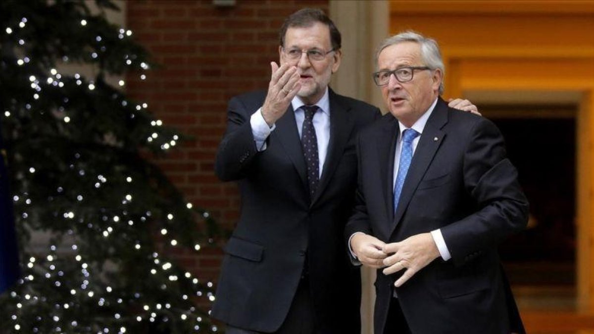 El presidente de la Comisión Europea, Jean-Claude Juncker, recibido por Mariano Rajoy antes de su reunión en la Moncloa.-JOSE LUIS ROCA
