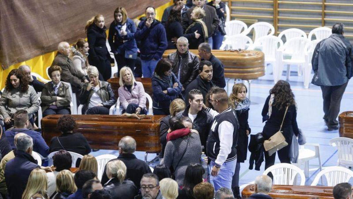 Familiares y amigos de los fallecidos en el accidente de autobús de la pasada noche en Cieza velan a las víctimas en el pabellón Juan Valera de Bullas.-Foto: EFE