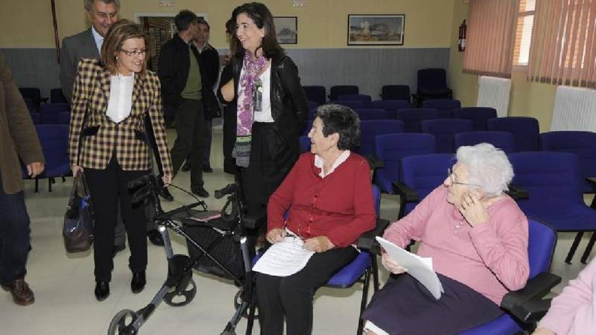 Jesús Posada, Marimar Angulo y Sandra Moneo en la residencia Los Royales de la capital. /VALENTÍN GUISANDE-
