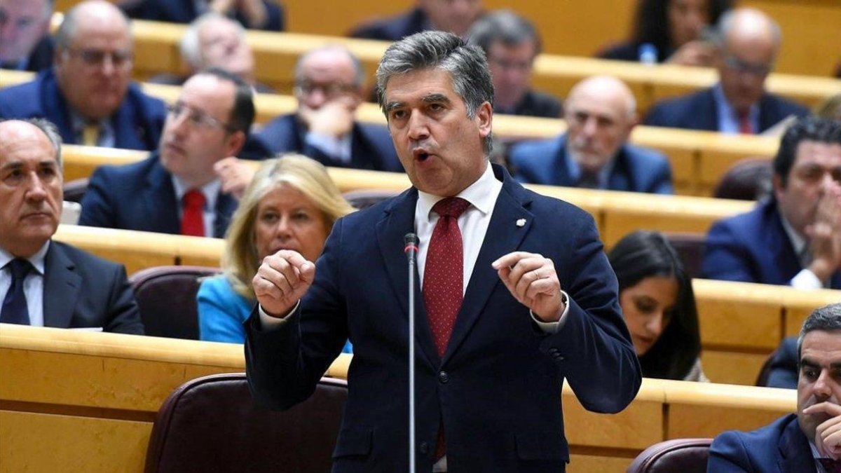 El portavoz popular en el Senado, Ignacio Cosido, durante su intervencion en la sesion de control de este martes-FERNANDO VILLAR (EFE)