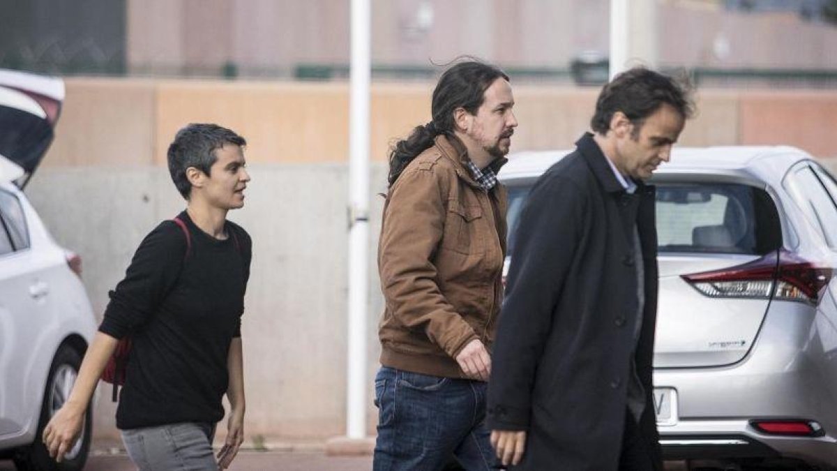 Pablo Iglesias entra en la cárcel de Lledoners con Lucía Martín y Jaume Asens.-FERRAN NADEU