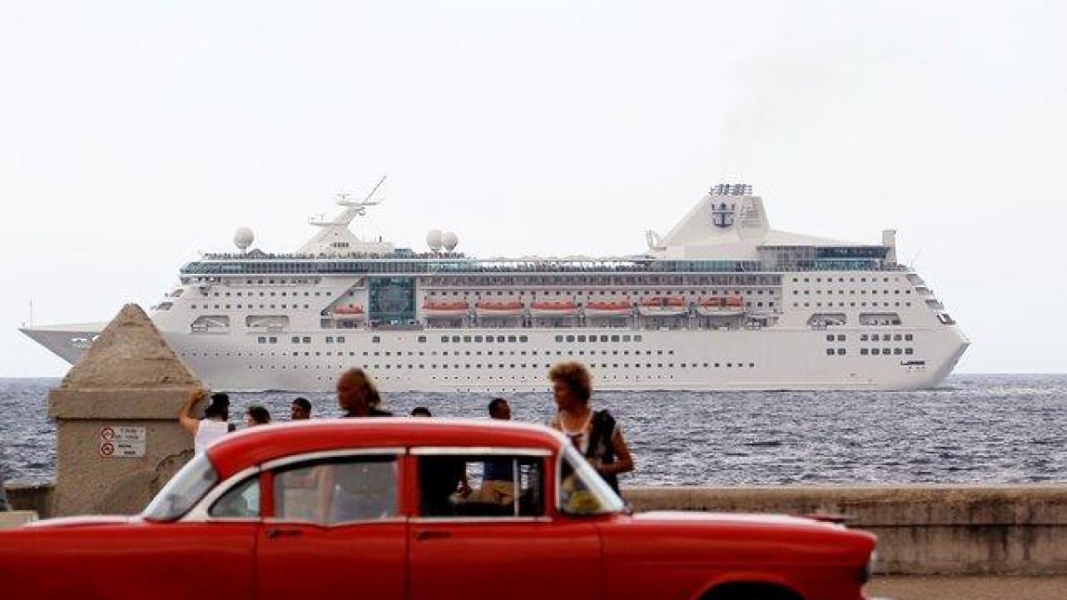 Un crucero con turistas que pasan frente al Malecón en La Habana.-EFE