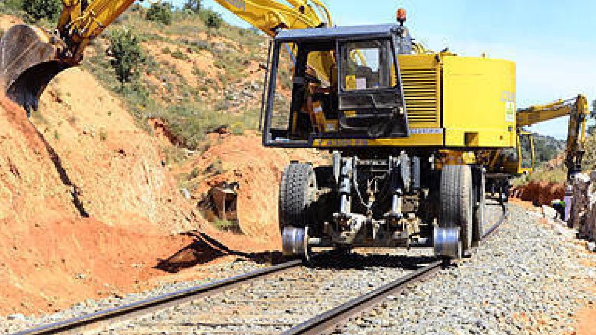 Obras de renovación de la línea ferroviaria a Madrid, el jueves, en el tramo entre las localidades de Soria y Navalcaballo. / ÁLVARO MARTÍNEZ-