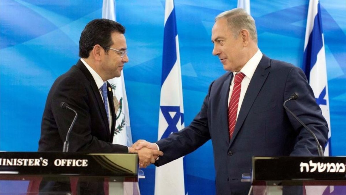 Jimmy Morales y Benjamin Netanyahu durante una reunión en Jerusalén, en noviembre del 2016.-/ ABIR SULTAN (REUTERS (POOL))