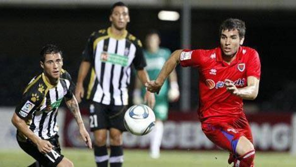 Cabrera, que debutaba con el Numancia, en el encuentro en Cartagena. / Área 11-