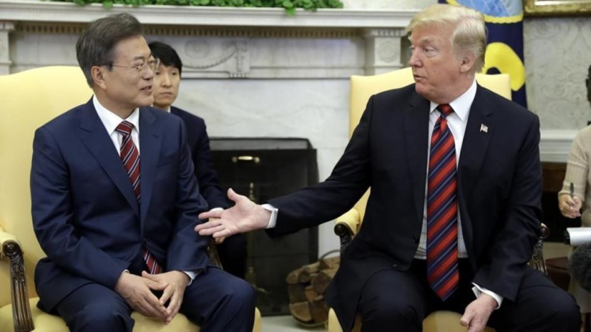 Donald Trump junto al presidente surcoreano, Moo Jae-in, en la Casa Blanca.-EVAN VUCCI / AP
