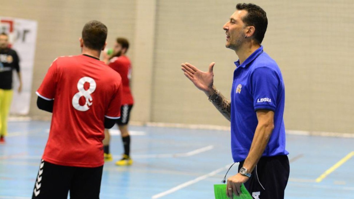 El entrenador del BM Soria, Óscar Ollero.-ÁLVARO MARTINEZ