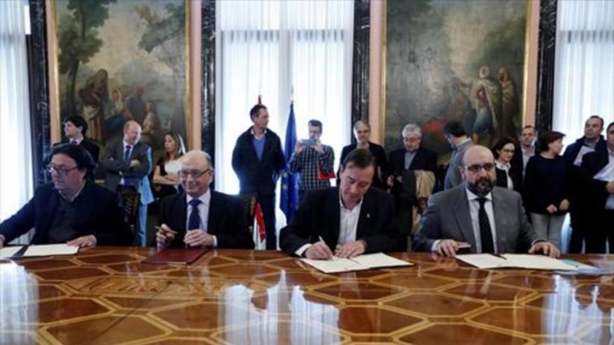 El ministro Montoro, con los representantes sindicales de UGT, CCOO y CSIF, el pasado 29 de marzo.-EFE / SERGIO BARRENECHENA