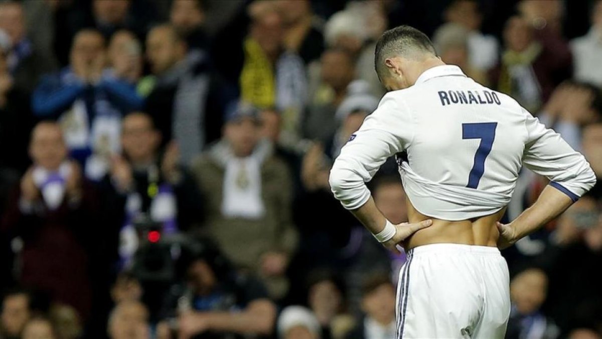 Ronaldo se lamenta de una ocasión fallada ante el Dortmund.-JOSÉ LUIS ROCA