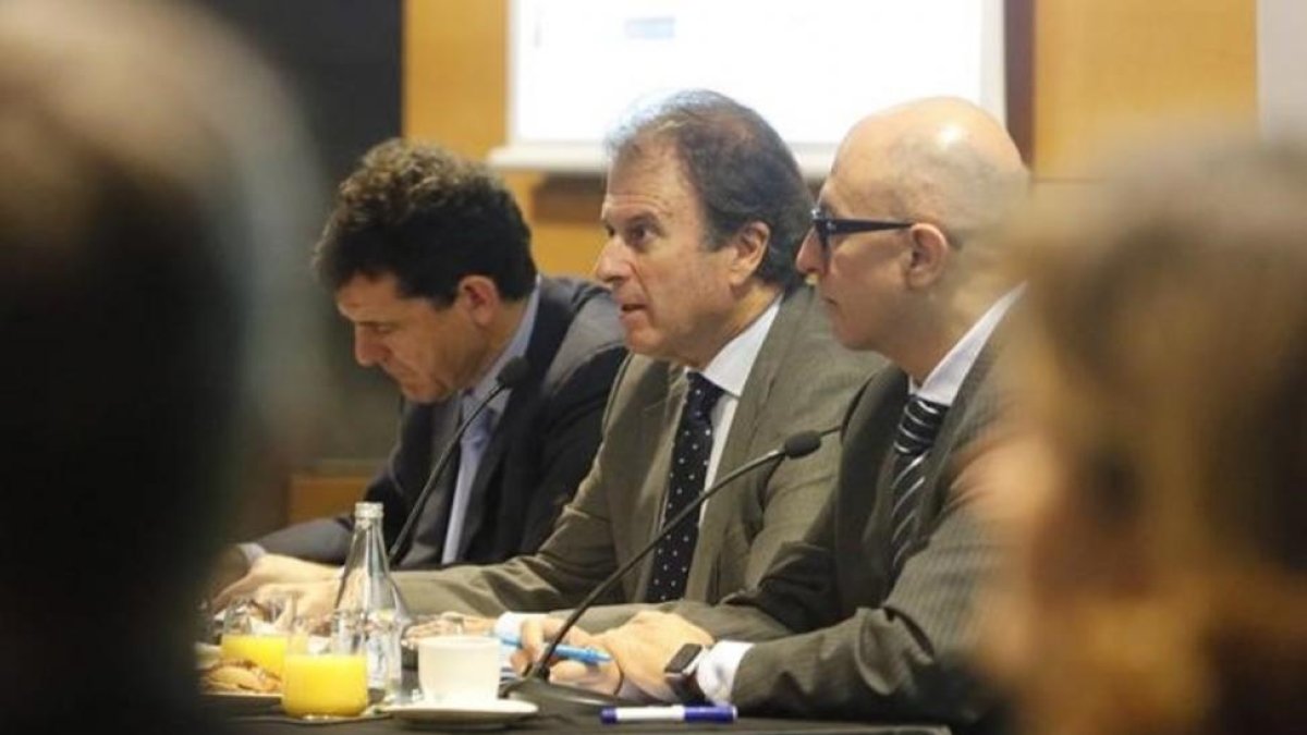 Ignacio Osborne, en el centro, en Esade.-JOAN PUIG