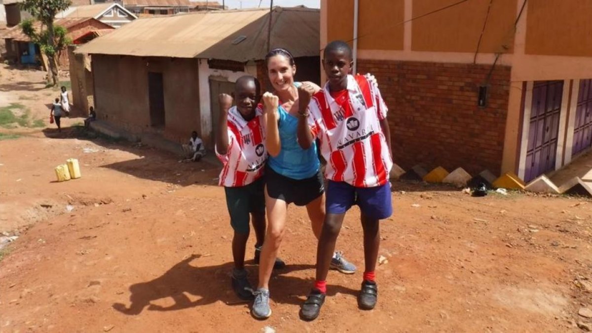 Patricia Campos Doménech, junto a dos niños, en Kajjansi, una pequeña aldea de Uganda donde lleva a cabo su labor solidaria.-