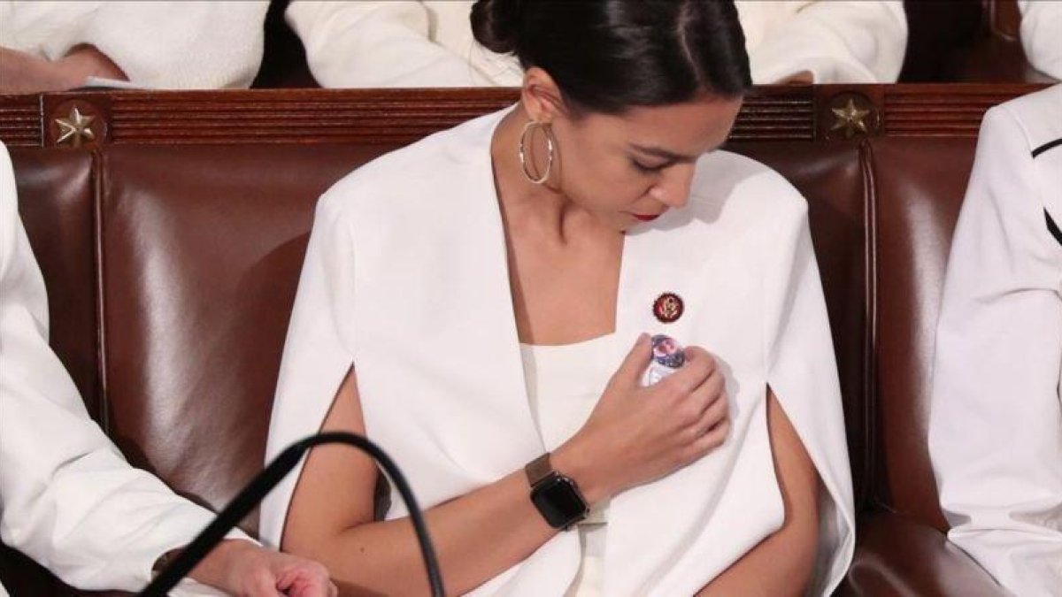 Alexandria Ocasio-Cortez coloca su pin.-EL PERIÓDICO