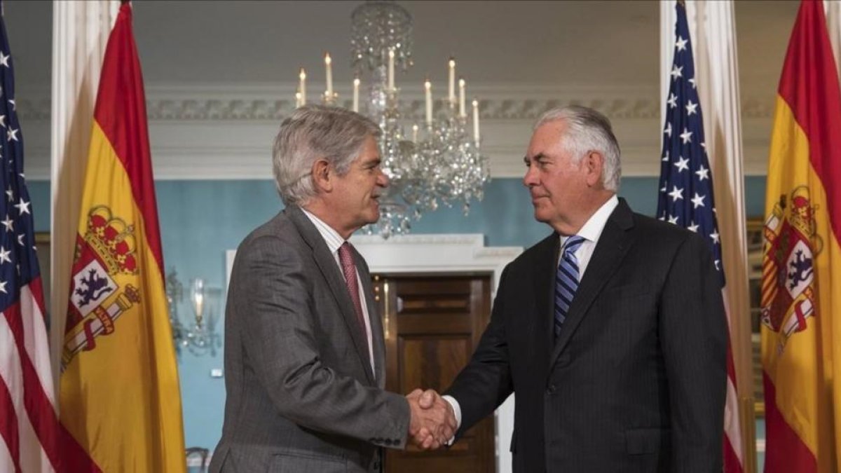 El secretario de Estado estadounidense Rex Tillerson estrecha la mano del ministro español de Exteriores, Alfonso Dastis, durante su reunión en Washington.-EFE / JIM LO SCALZ