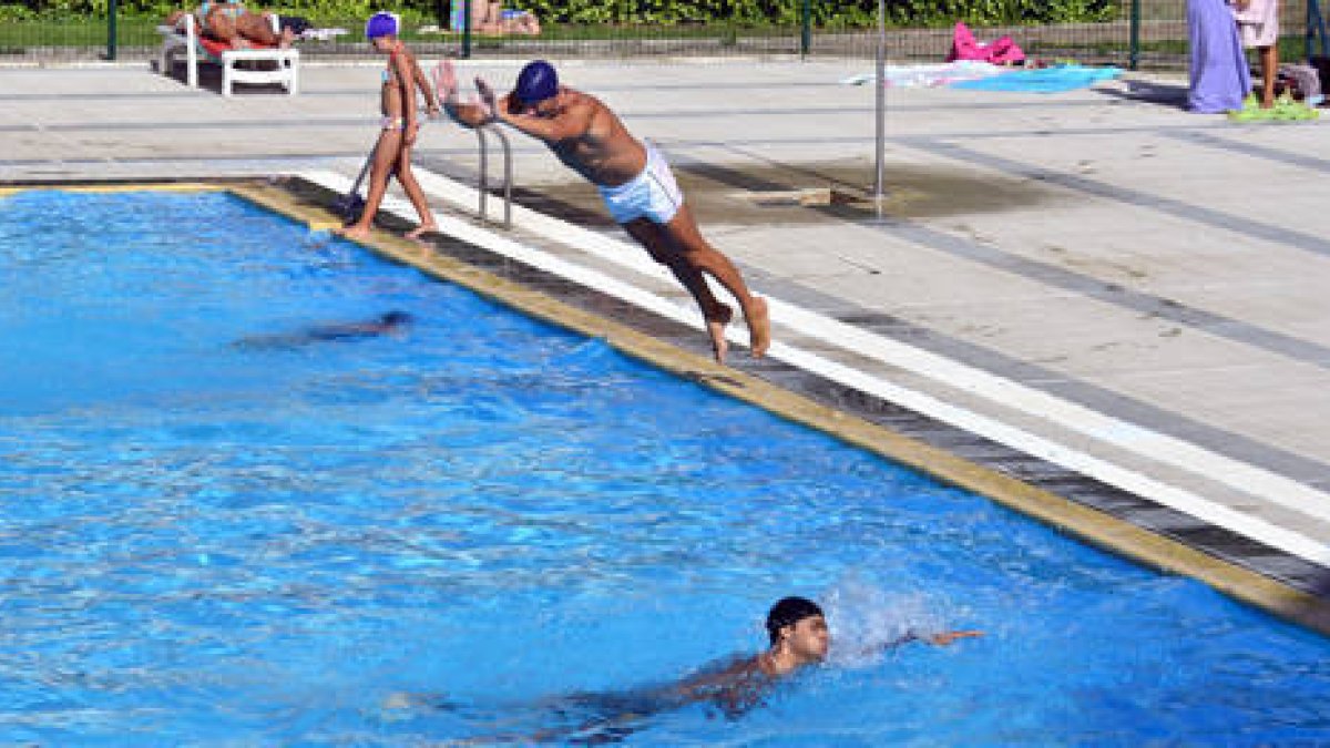Bañistas en la piscina de la Juventud durante la jornada de ayer. / ÁLVARO MARTÍNEZ-