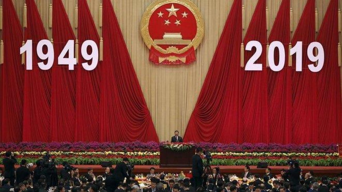 El presidente chino, Xi Jinping, pronuncia un discurso durante una cena con motivo del 70º aniversario de la República Popular China, este lunes en Pekín.-ANDY WONG (AP)