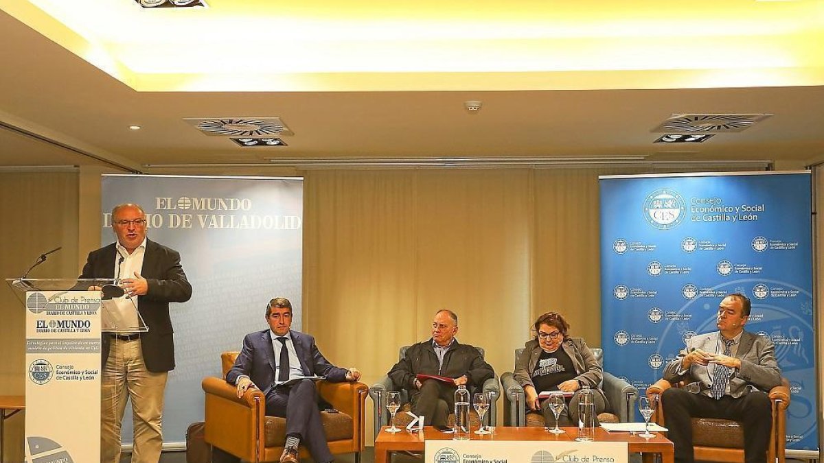 José Luis de las Rivas durante la exposición del informe en el Club de Prensa de EL MUNDO con Pablo Lago, Faustino Temprano, Inmaculada de Pablo y Juan Manuel Gómez. --MIGUEL ÁNGEL SANTOS (PHOTOGENIC)