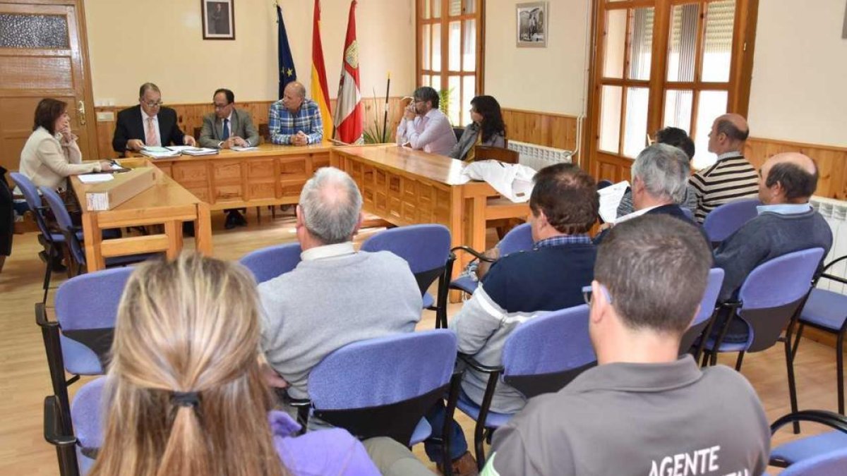 Asistentes a la constitución de la Comisión Local de la concentración parcelaria de la zona del Canal de Eza ayer en el Ayuntamiento de Langa de Duero.-HDS