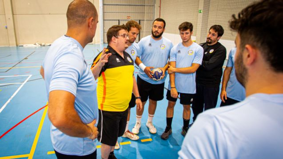 Lluelles da indicaciones a sus jugadores en un entrenamiento. MARIO TEJEDOR
