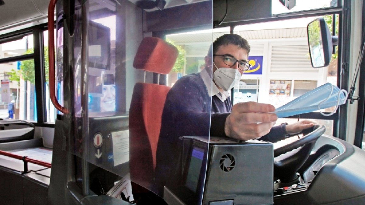 Los conductores de autobuses repartieron mascarillas, obligatorias para el uso del transporte público. MARIO TEJEDOR
