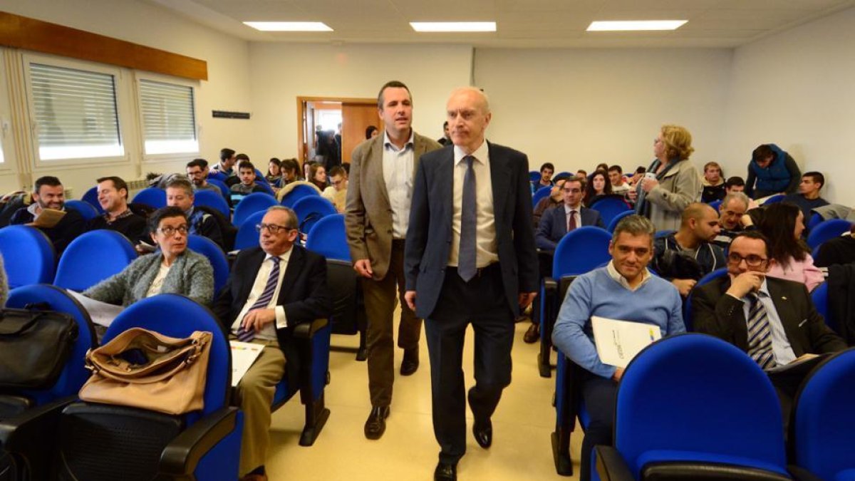 Luis Fernández Regalado, ayer, antes de iniciar la jornada sobre cambio climático en la Universidad.-ÁLVARO MARTÍNEZ
