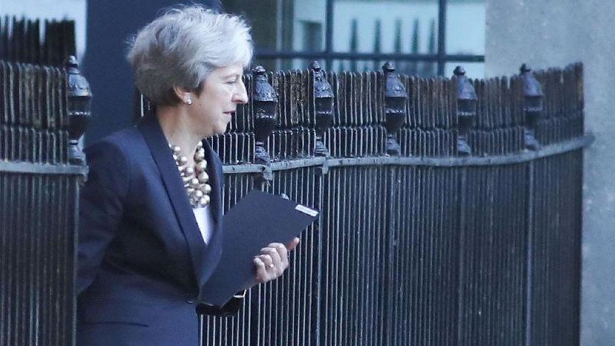 Theresa May sale de su residencia oficial de Downing Street, en Londres.-AFP
