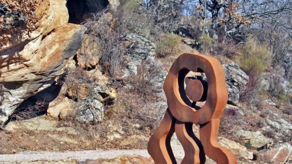 La fuente del Hierro tiene su motivo en las pinturas de los abrigos del monte.-Ayuntamiento de Soria