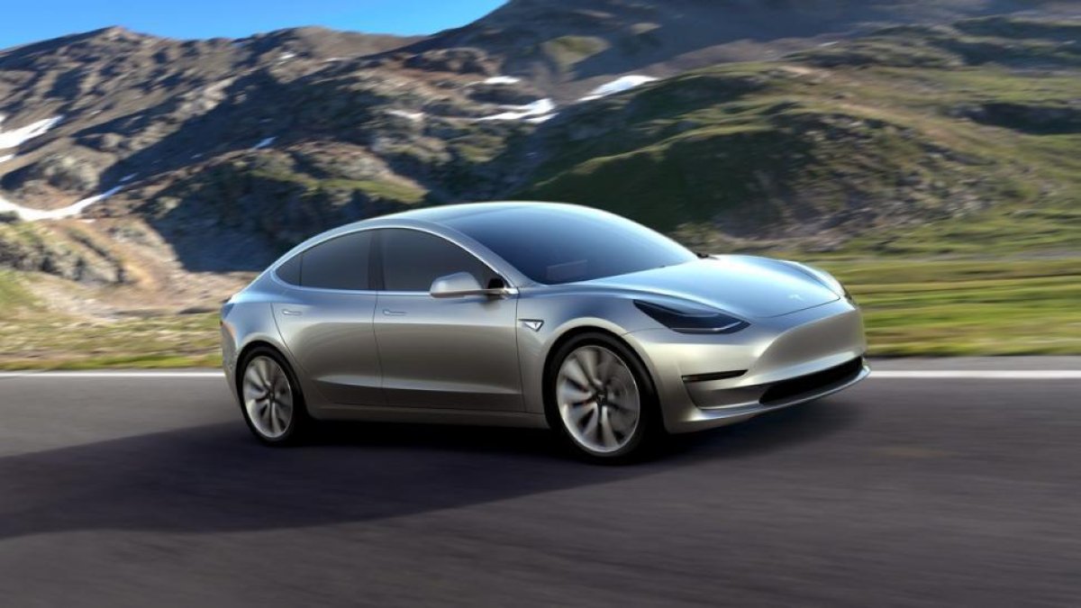El Model 3 de Tesla, el coche eléctrico que aspira a ser el primero de consumo de masas del mundo.-EFE / TESLA