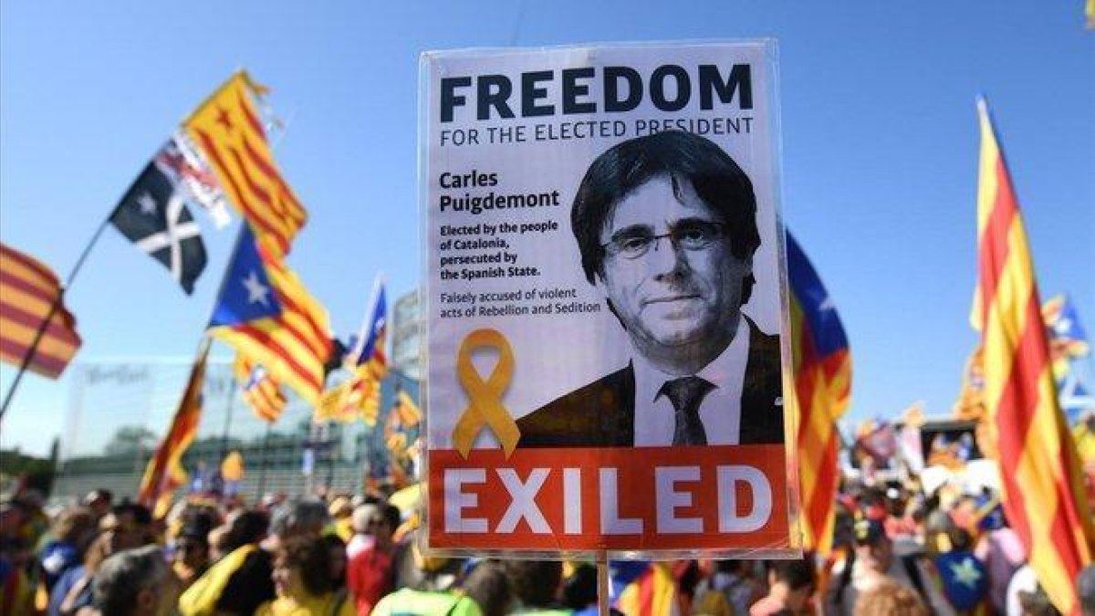 Manifestantes independentistas en Estrasburgo, frente al Parlamento Europeo, el pasado martes, con pancartas de Puigdemont.-EFE / PATRICK SEEGER