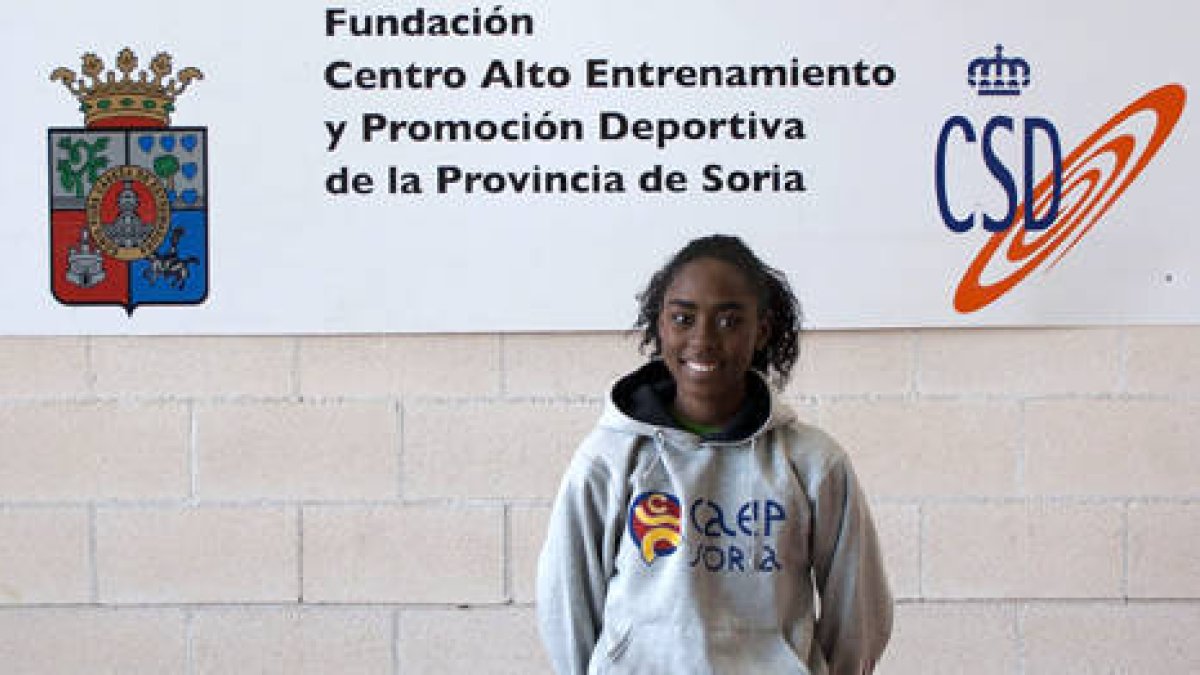 Brenda Mateo fue plata en pértiga durante el Nacional Juvenil de Pista celebrado en Valencia. -