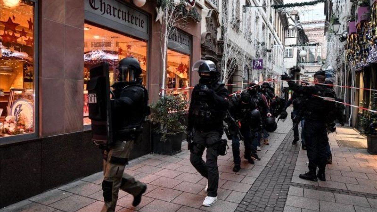 La policía francesa busca al sospechoso del atentado en el mercadillo de Navidad de Estrasburgo-PATRICK SEEGER (EFE)
