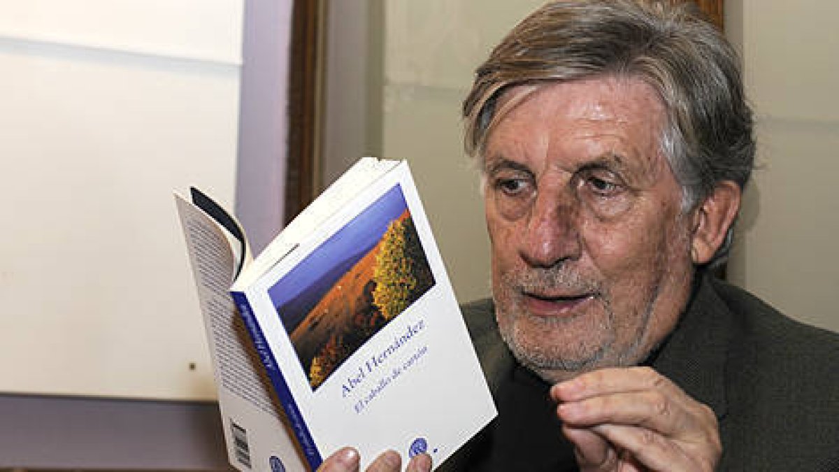 El periodista y escritor soriano Abel Hernández. / VALENTÍN GUISANDE-