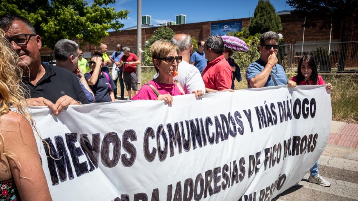 Los trabajadores de Fico Mirrors durante la concentración a las puertas de la empresa. GONZALO MONTESEGURO