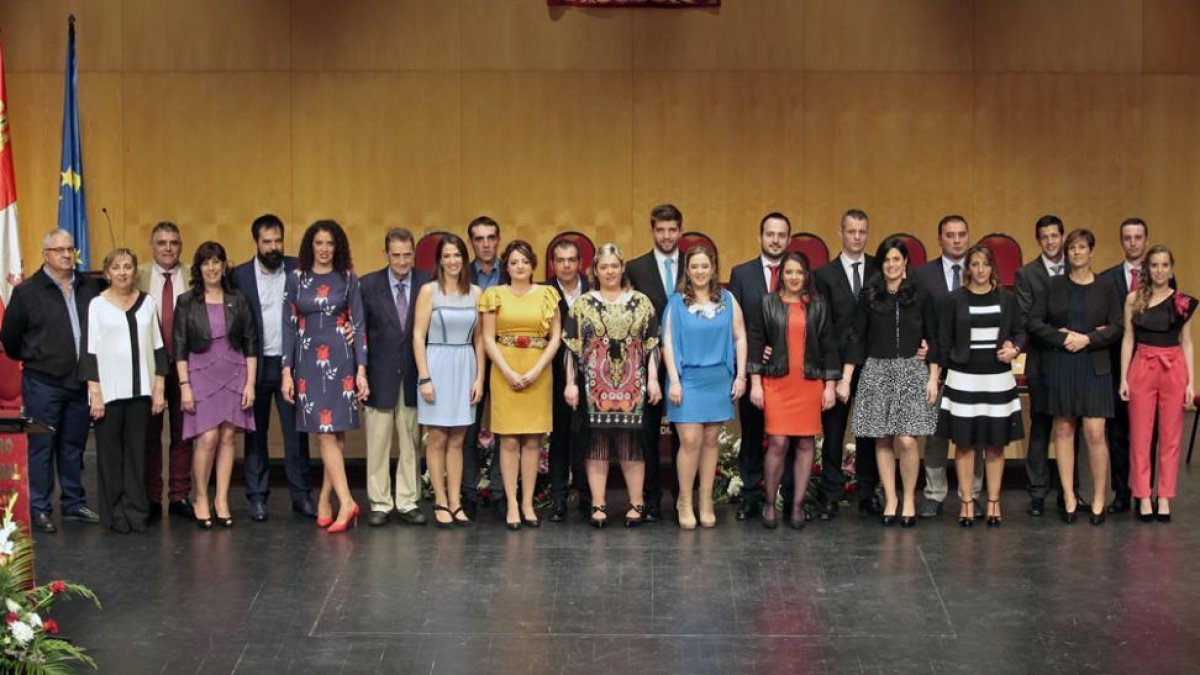 Foto de grupo con los jurados para este año.-MARIO TEJEDOR