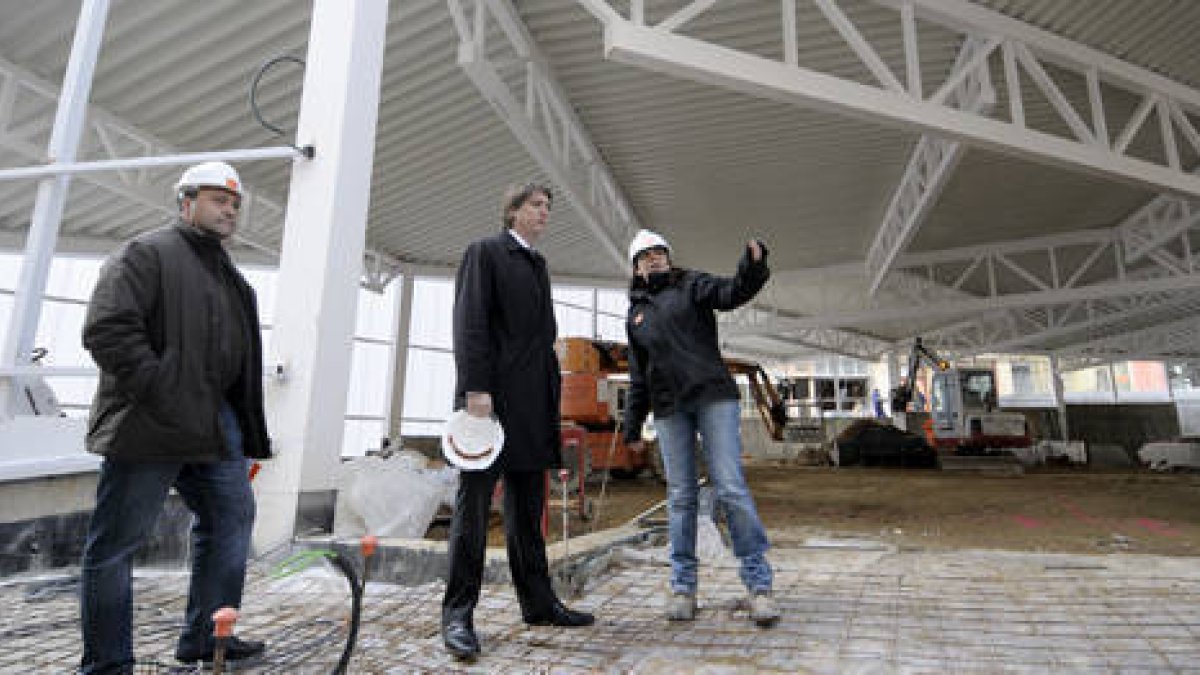 Los técnicos municipales muestran a Carlos Martínez los avances en las obras. / Ú.S.-