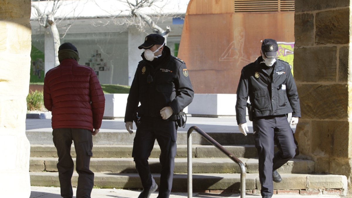 Policías informando a los ciudadanos. LAT