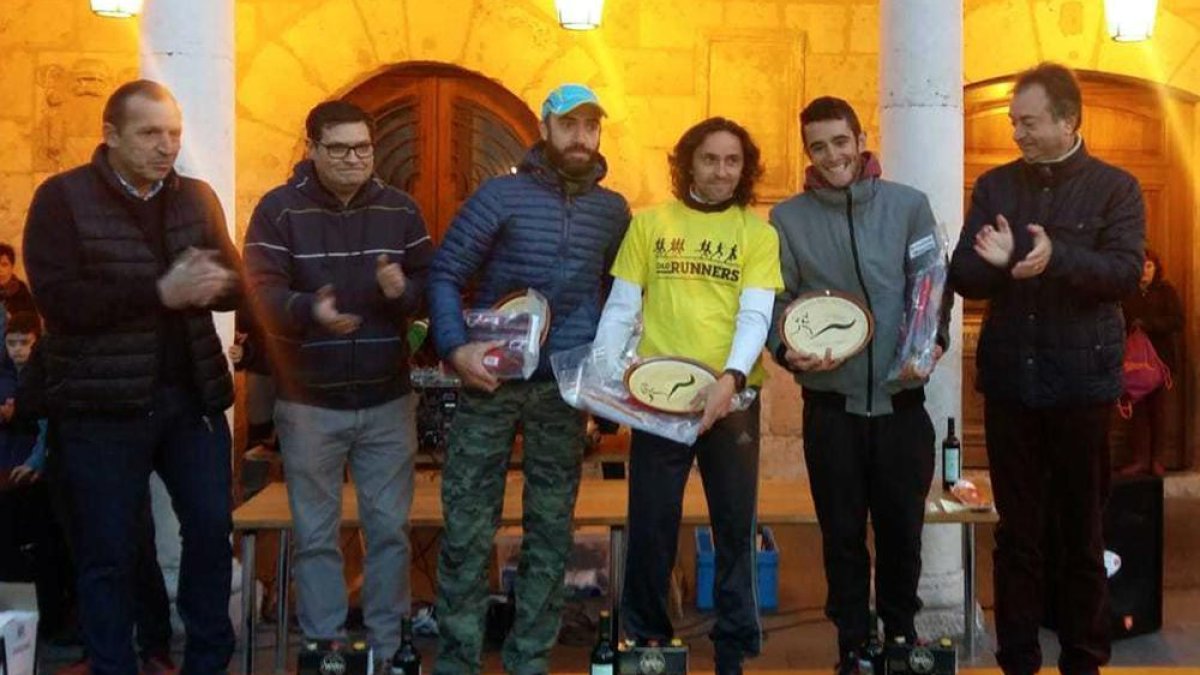 Luis Ángel Tejedor, Luiyi, de amarillo en el centro de la imagen, recoge el premio como vencedor.-HDS