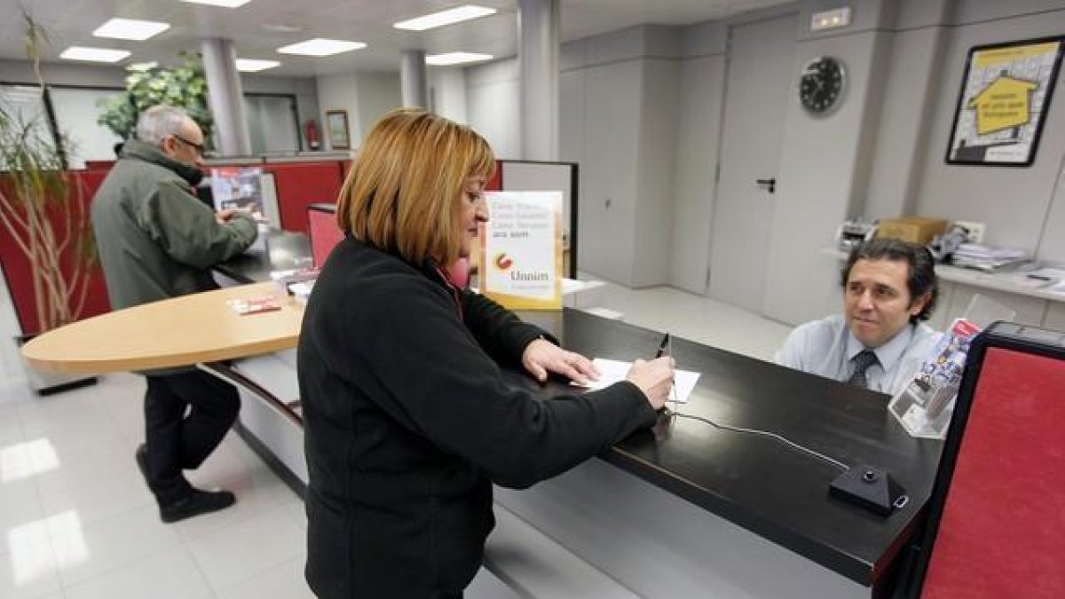 Trámites en una oficina bancaria. /-JOSEP GARCIA