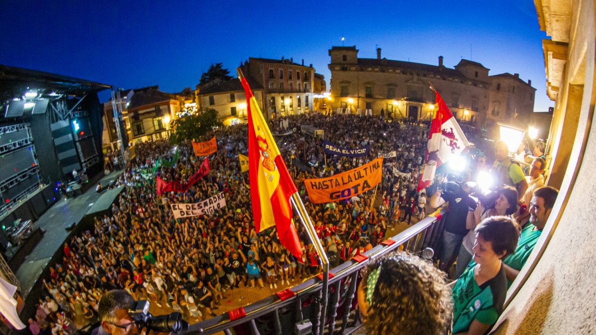 La plaza Mayor de Almazán, a tope en el pregón de la Bajada.-MARIO TEJEDOR