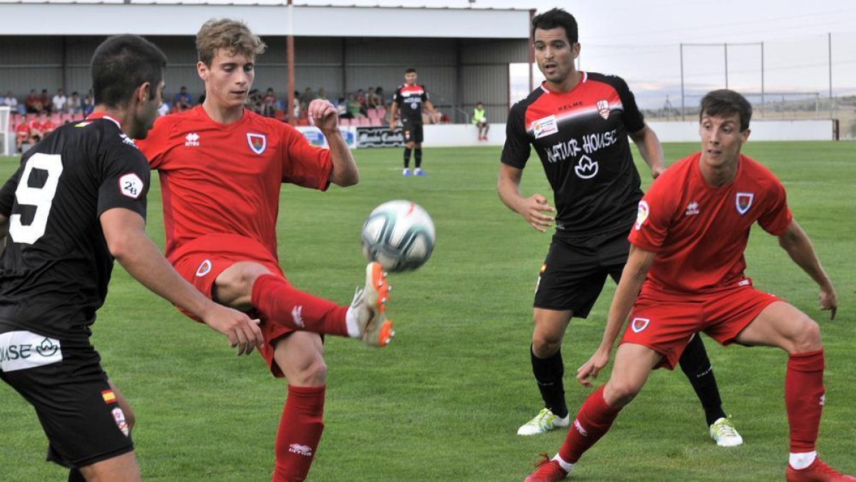 Vidorreta y Guillermo en el encuentro de ayer entre Numancia y UD Logroñés en la Ciudad del Fútbol.-Valentín Guisande