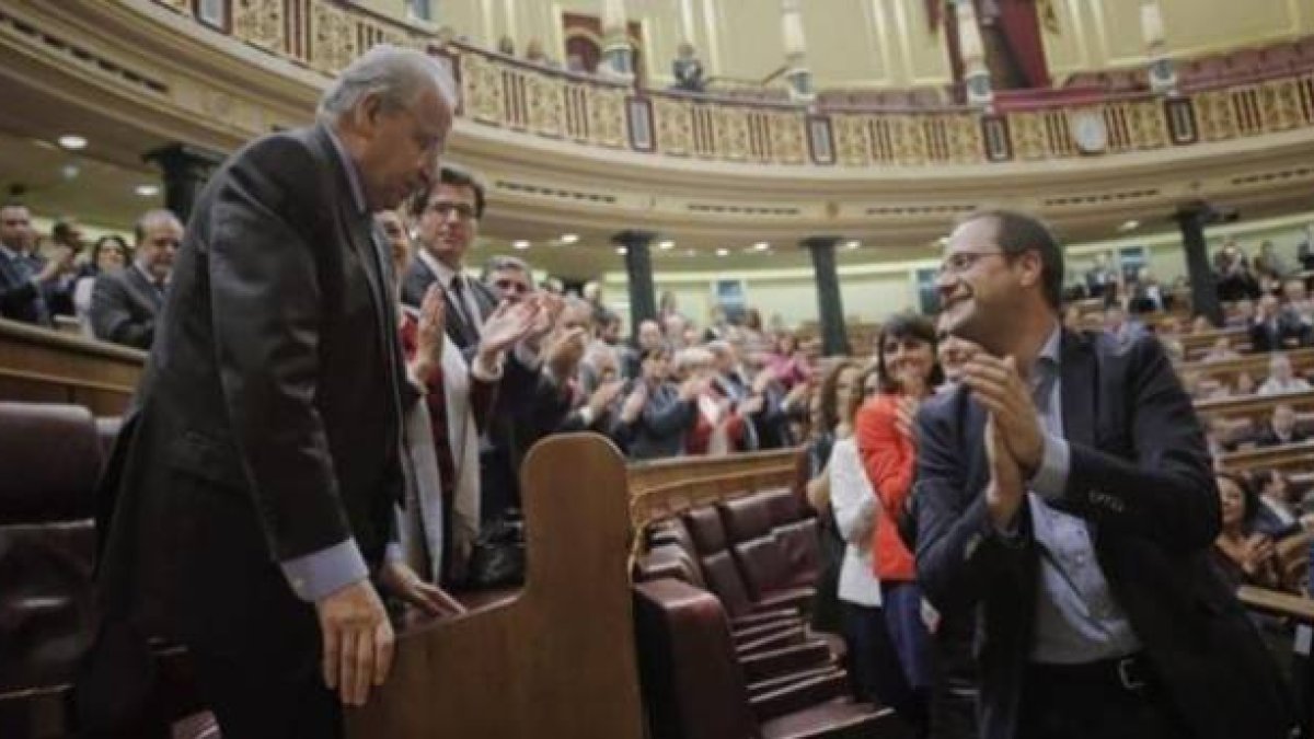 Alfonso Guerra, ovacionado por sus compañeros en el Congreso este jueves.-Foto: @CESARLUENA / TWITTER