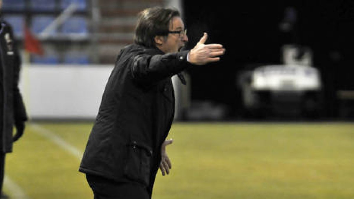 El entrenador del Numancia, Juan Antonio Anquela. / DIEGO MAYOR-