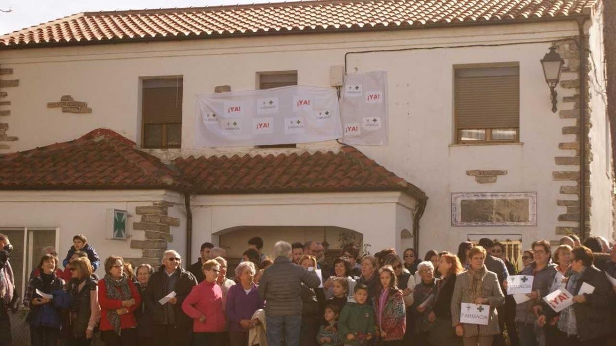 Los vecinos, frente al edificio que albergaba la farmacia, corearon cánticos para llamar la atención de la Junta y del Colegio de Farmacéuticos.-HDS