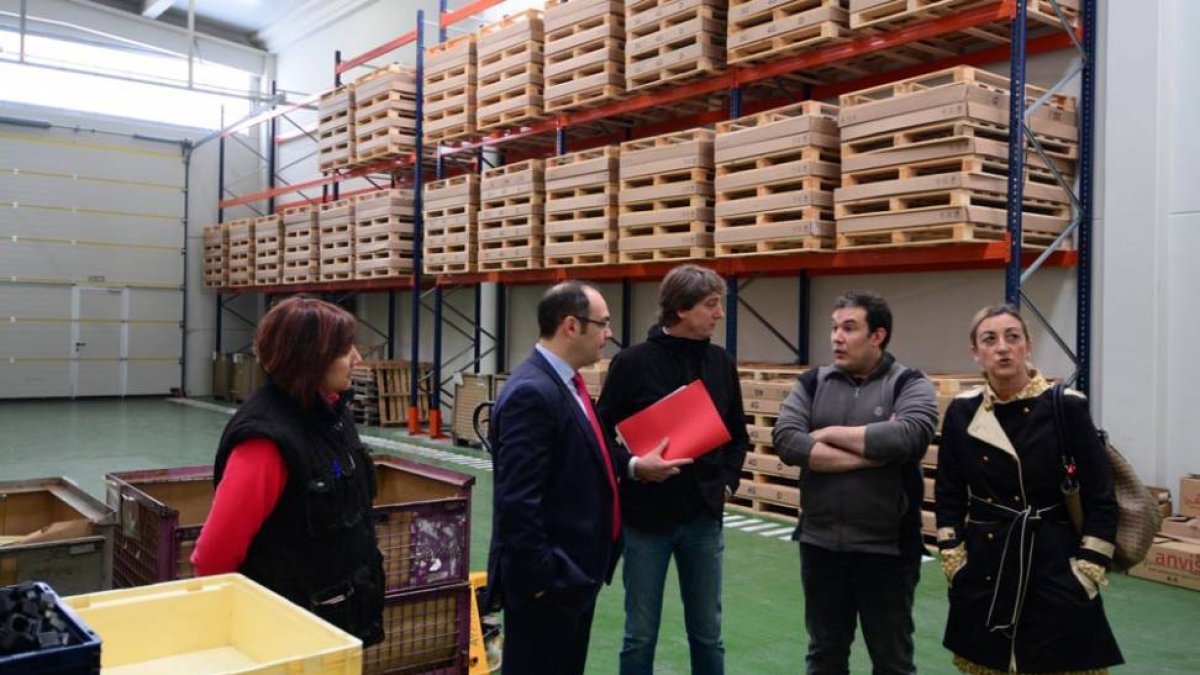 Díez, Mínguez y Lobera visitaron ayer las naves nido de Valcorba ya ocupadas por empresas. ÁLVARO MARTÍNEZ-ÁLVARO MARTÍNEZ