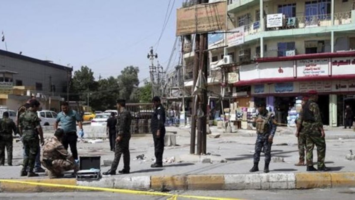 Varios policias inspeccionan la escena de crimen donde exploto una bomba en un mercado popular del barrio Nuevo Bagdad-EFE / AHMED JALIL