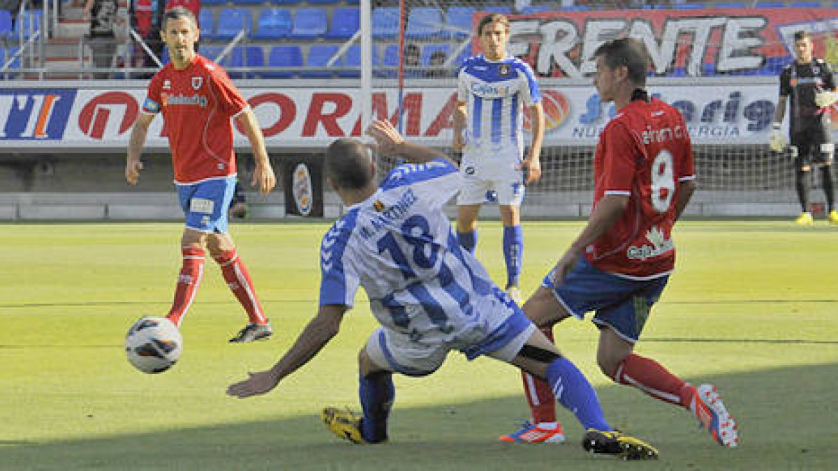Numancia y Recre no encontraron puerta en la tarde de ayer. / DIEGO MAYOR-