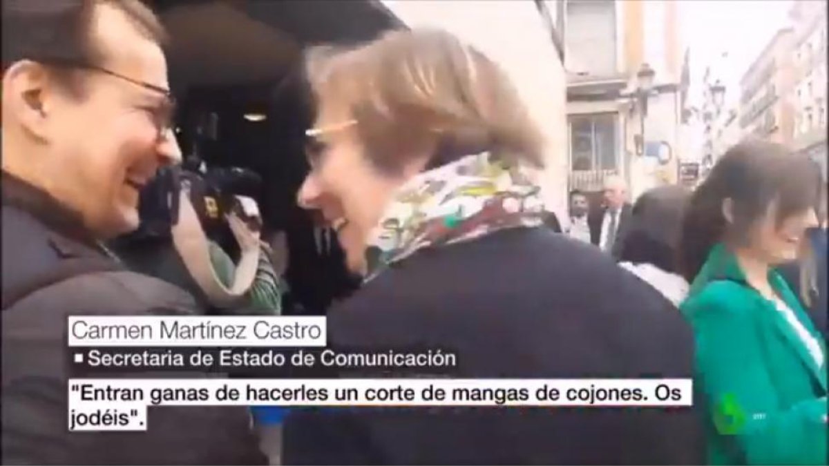 Momento en el que la secretaria de Estado de Comunicación, Carmen Martínez Castro, es pillada con la frase ¡Os jodéis!.-LA SEXTA