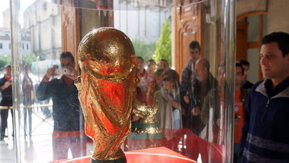 La Copa del Mundo durante una de sus exposiciones por España. -