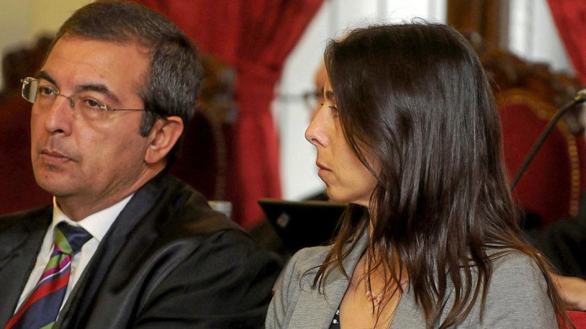 Raquel Gago, junto a su abogado, en una imagen de archivo durante la lectura del veredicto del jurado.-J. CASARES (POOL)