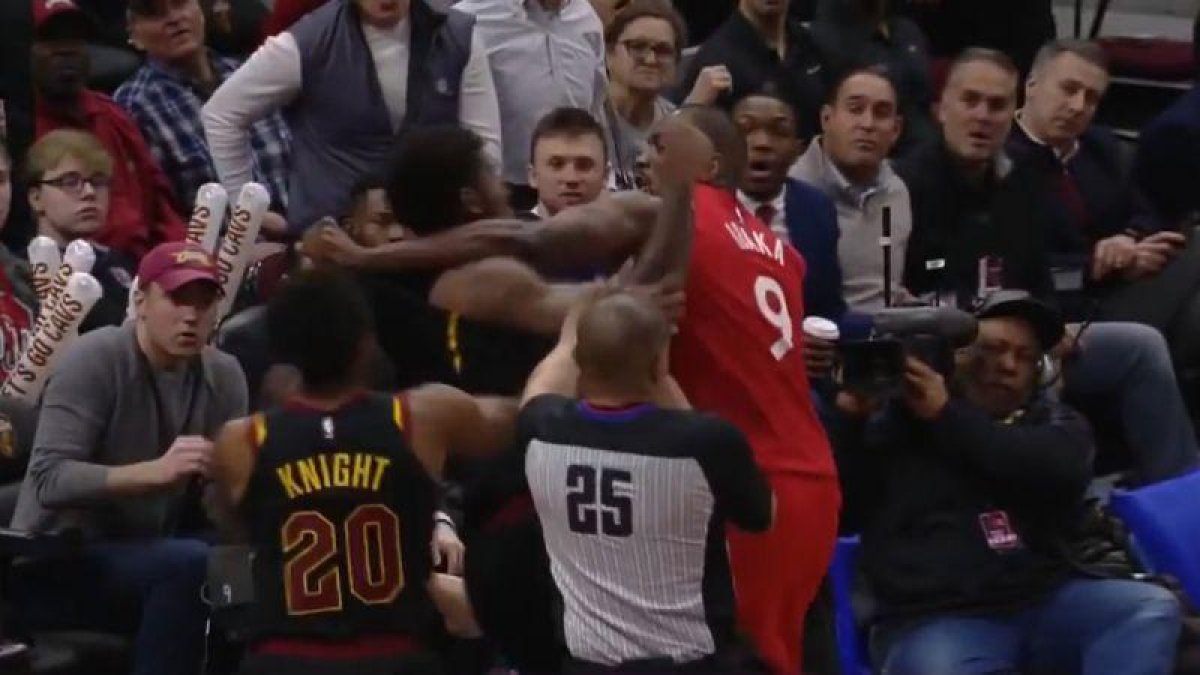 Pelea de Ibaka y Chriss en pleno partido.-YOUTUBE